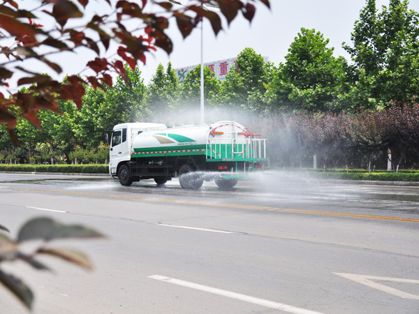 服務(wù)城鄉(xiāng)環(huán)衛(wèi)，共建美好家園