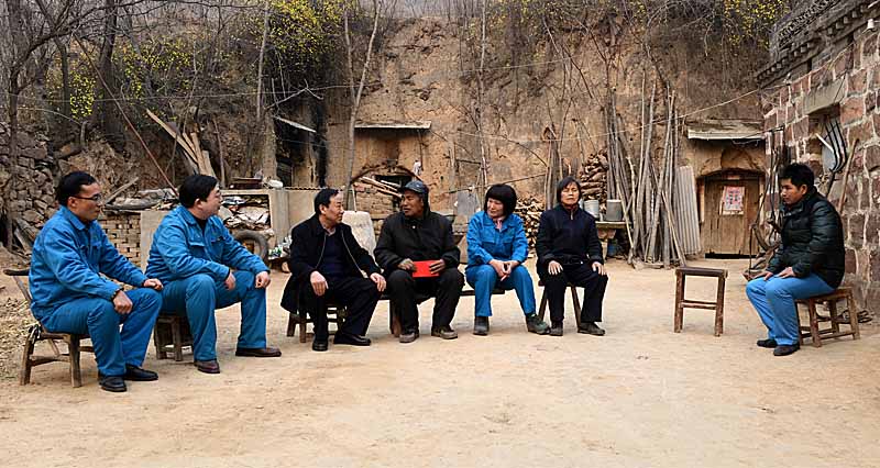 公司領(lǐng)導(dǎo)春節(jié)前為困難職工“送溫暖”